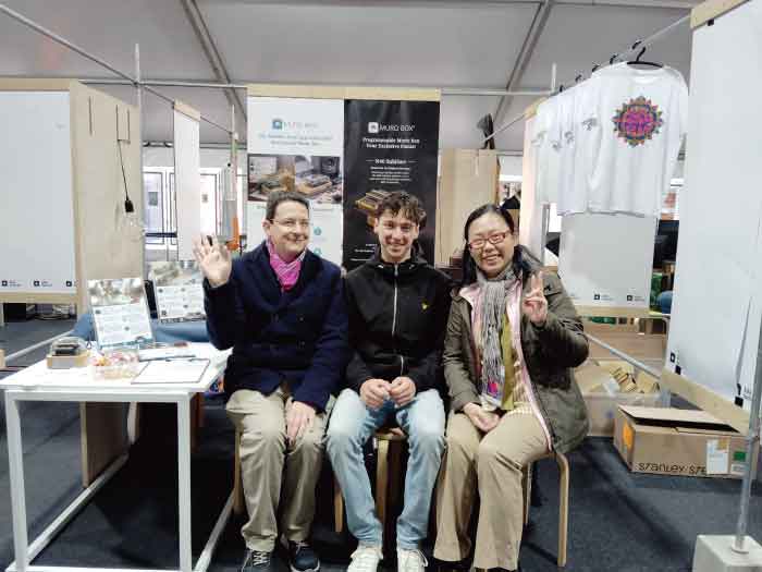 坐在Muro Box 攤位前方，我和Siegfried中間的人是邀請我參展KIKK Festival的Augustin，很感謝他總是耐心回答我的大小問題事。