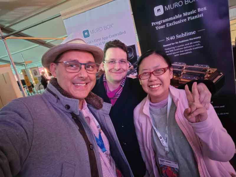 Carmelo站在最左側，中間是Siegfried，最右邊是我(蔡筱晨)，拍攝於Muro Box 在KIKK 2025 Market的展攤。