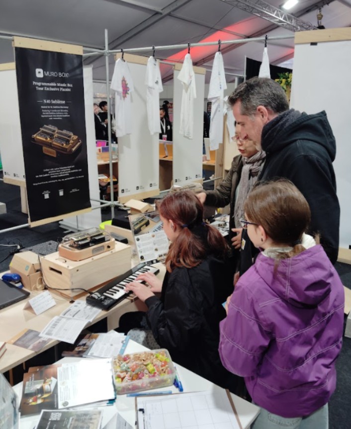 我邀請有興趣彈奏鍵盤的訪客，坐下來靠近Muro Box-N40標準版音樂盒與MIDI鍵盤前，她仔細觀察每個在鍵盤上彈奏的音符，馬上同步在N40音樂盒的敲擊反應很靈敏。