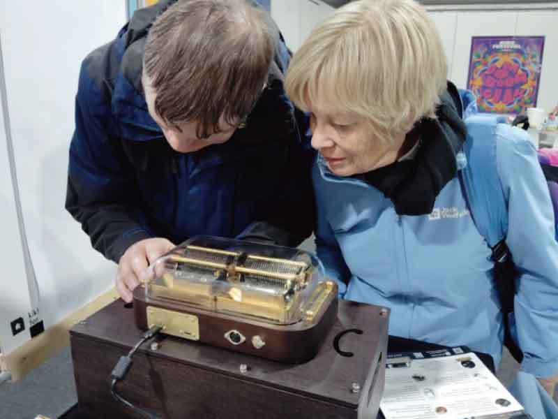 Geert 仔細撫摸 Muro Box-N40 穆風版音樂盒的外觀，感受每一片材質的形狀與溫度，回憶著他從電子報/網頁上讀到的描述終於實體化了。