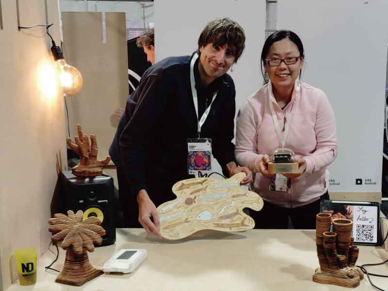 照片上左邊是Paulo捧著他本次在KIKK展會的海洋魚類造型的MIDI音訊觸碰版，我在照片右邊手捧N20標準版音樂盒。