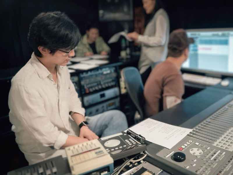 香港音樂人歐陽業俊在錄音室工作的留影