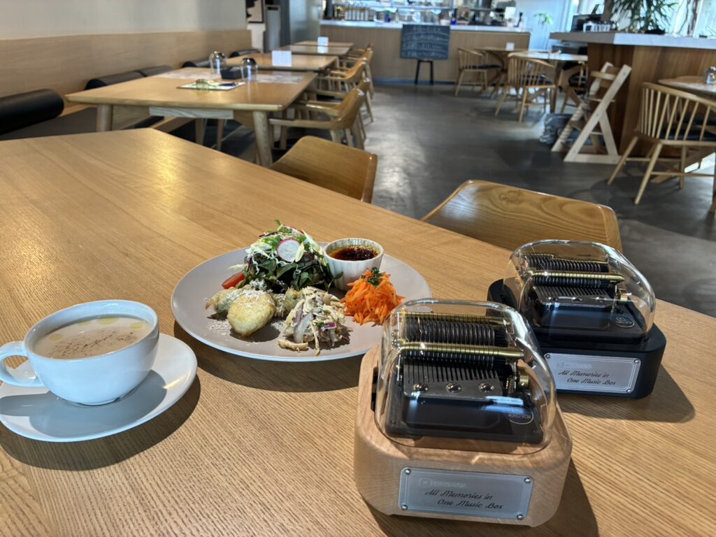 NATUREL TON 日本レストランでは、Muro Box-N20標準版オルゴール（ナチュラルウッドとブラックの2機種）を展示しており、ご予約のうえご体験いただけます。