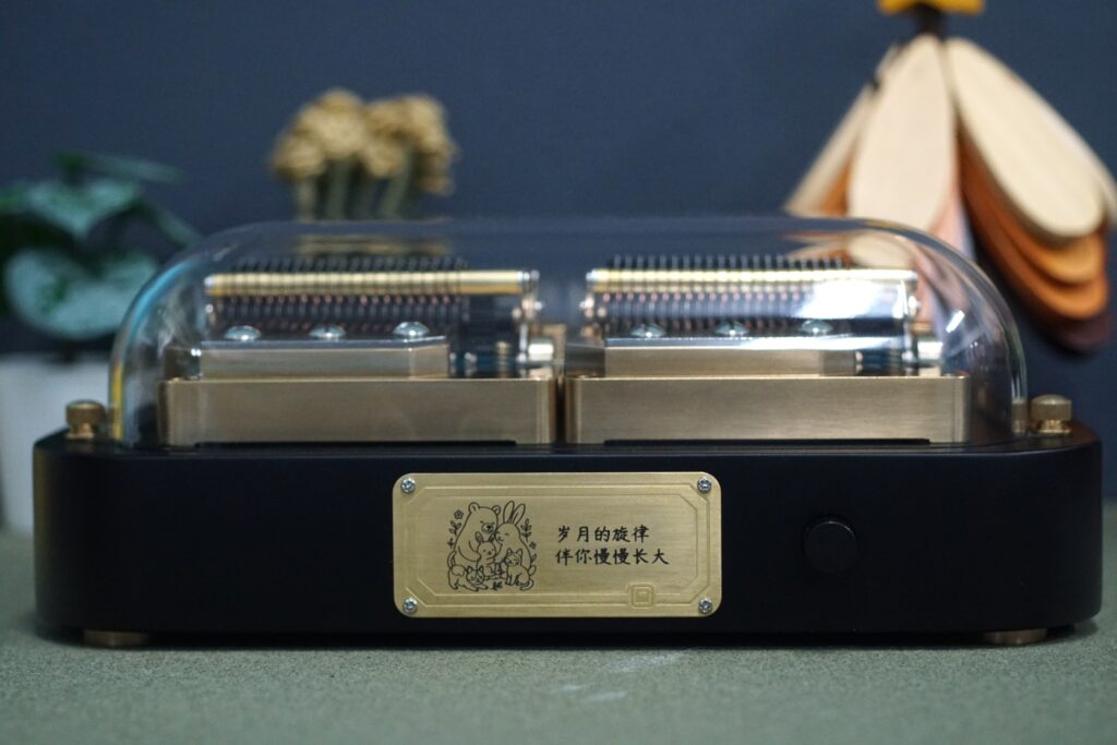 An anonymous customer from the United States had a custom illustration engraved on their Muro Box, depicting their family of three and two beloved cats. Together with a custom arrangement of Xiang Shou (Staying Together), prepared as a surprise for his wife, the music box was created to preserve the love and companionship their family shares for years to come.