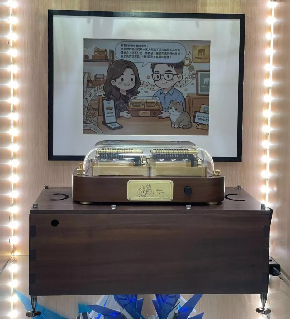 Muro Box N40 穆風版智慧音樂盒客戶 Ryan 居家實拍:黑色相框內展示專屬客製插畫、夫妻與寵物合影,展現智慧音樂盒結合回憶與家居美學的紀念價值。