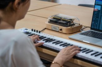智慧音樂盒Muro Box-N40標準版在編曲師彈奏MIDI鍵盤時同步演奏