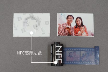 回憶小物可自行設計/選購，只要有一面大小可平整貼上NFC感應貼紙，就能將此面放在音樂盒的木盒上方感應，啟動演奏此貼紙指定的特殊歌曲/歌單。