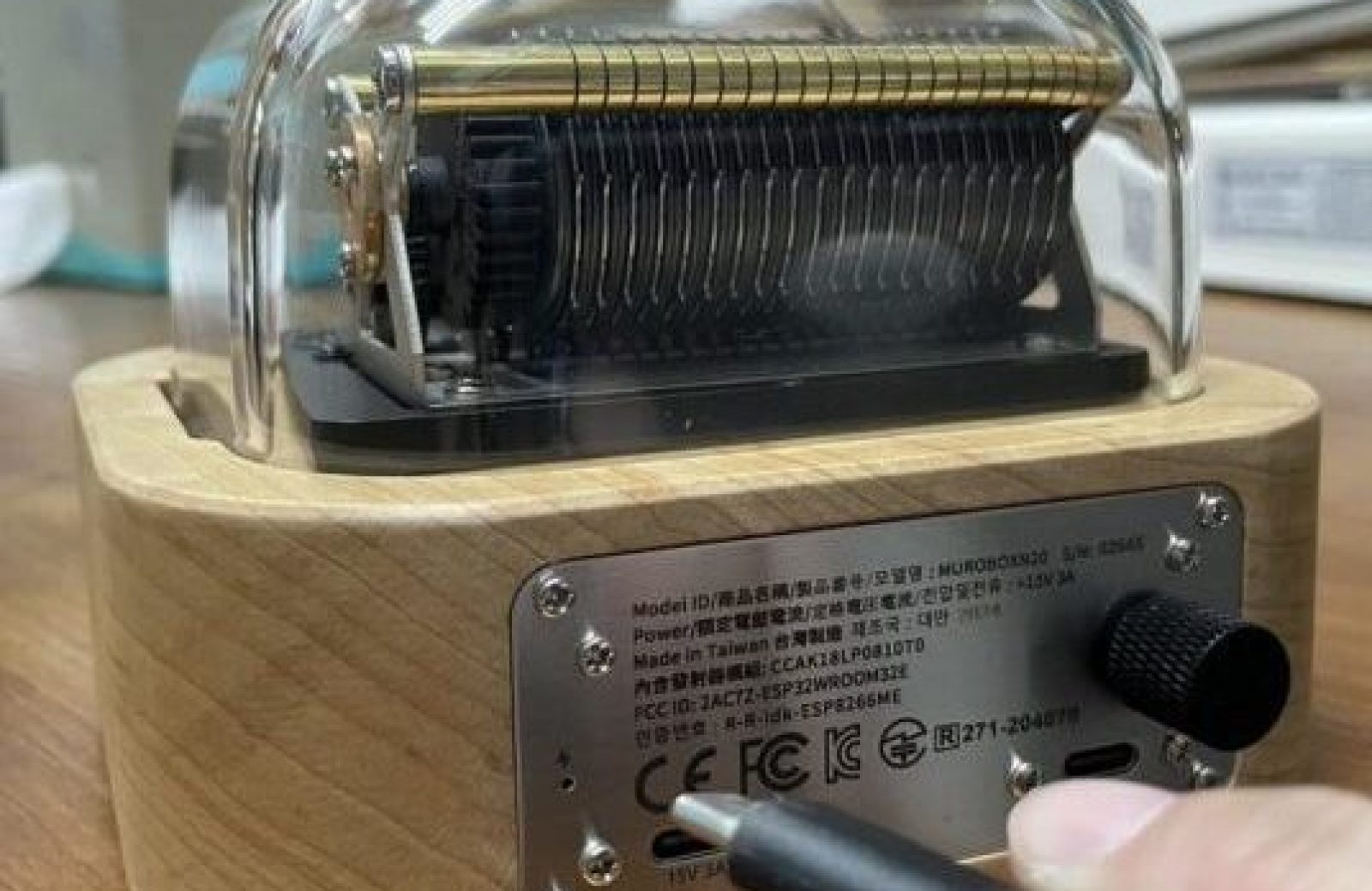 示範Muro Box重新插電 4.更新音樂盒的離線清單請將音樂盒拔掉插頭後重新插電,等待開機聲後的第二次聲響,即代表離線歌單已更新。如果等超過一分鐘都沒聽到第二次聲響,請重新插拔電源。