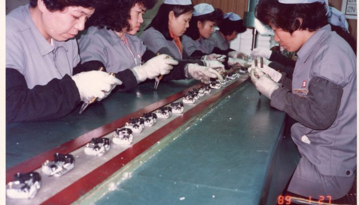 人工全檢3S音樂鈴機芯 協櫻人工全檢初期設計的3S機芯作業現場。因止速筏變形導致大量客訴,回收約30萬台進行補檢。